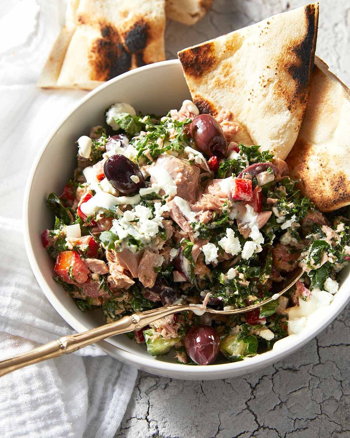 Salată de ton mediteraneană cu sos cremos de feta